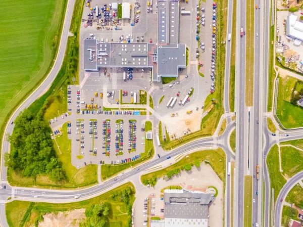 Terminaldeki renkli kamyonların hava görüntüsü boşaltılmayı bekliyor. Lojistik merkezinin üst görüntüsü. Ulaşım. Nakliye, teslimat. Uluslararası karayolu taşımacılığı.