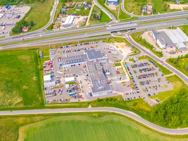 Deposu olan bir lojistik parkının hava görüntüsü, yükleme merkezi ve yükleme / boşaltma için rampalarda bekleyen bir sürü kargo karavanı olan kamyonlar.