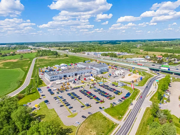 Deposu olan bir lojistik parkının hava görüntüsü, yükleme merkezi ve yükleme / boşaltma için rampalarda bekleyen bir sürü kargo karavanı olan kamyonlar.