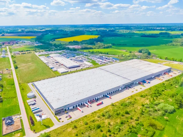 Malzeme deposunun havadan görüntüsü. Sanayi bölgesindeki lojistik merkezi yukarıdan. Lojistik merkezde yüklenen kamyonların hava görüntüsü