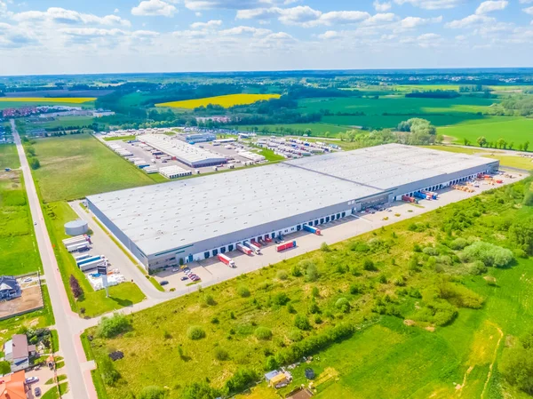 Malzeme deposunun havadan görüntüsü. Sanayi bölgesindeki lojistik merkezi yukarıdan. Lojistik merkezde yüklenen kamyonların hava görüntüsü