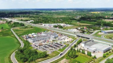 Depo rampalarında durmakta olan kargo römorklu bir tırın hava görüntüsü. Yükleme merkezli büyük lojistik parkındaki malları yüklemek / boşaltmak için.