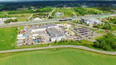 Depo rampalarında durmakta olan kargo römorklu bir tırın hava görüntüsü. Yükleme merkezli büyük lojistik parkındaki malları yüklemek / boşaltmak için.