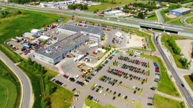 Depo rampalarında durmakta olan kargo römorklu bir tırın hava görüntüsü. Yükleme merkezli büyük lojistik parkındaki malları yüklemek / boşaltmak için.