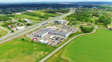 Depo rampalarında durmakta olan kargo römorklu bir tırın hava görüntüsü. Yükleme merkezli büyük lojistik parkındaki malları yüklemek / boşaltmak için.