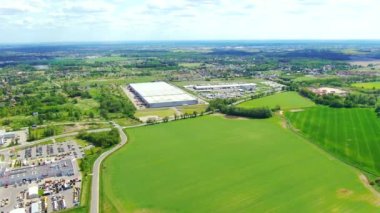 Lojistik merkezleri, otoyolun yakınındaki depolar, yükseklikten görüş, deponun yakınındaki otoparkta çok sayıda kamyon..