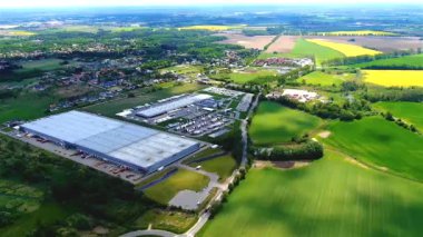 Deposu olan bir lojistik parkı. Yükleme merkezi. Gün batımında malları yüklemek ve boşaltmak için rampalarda duran yarı karavan kamyonları. Hava hiper hızı (hareket süresi aşımı)).