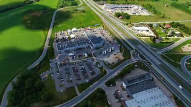 Yarı römorklu kamyonlar lojistik parkının otoparkında durup gün batımında depo rampalarında yükleme ve boşaltma için bekliyorlar. Hava görünümü