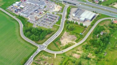 Lojistik merkezleri, otoyolun yakınındaki depolar, kamyon park yerleri, yükseklikten görüş, deponun yakınındaki otoparkta çok sayıda kamyon..