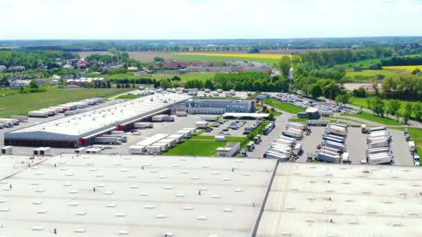 Gebäude des Logistikzentrums, Lagerhallen in der Nähe der Autobahn, LKW-Stellplatz, Aussicht aus der Höhe, eine große Anzahl von LKWs auf dem Parkplatz in der Nähe des Lagers. — Stockvideo