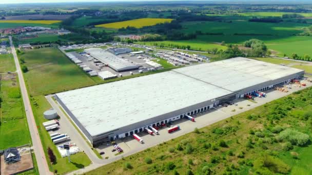 Gebäude des Logistikzentrums, Lagerhallen in der Nähe der Autobahn, LKW-Stellplatz, Aussicht aus der Höhe, eine große Anzahl von LKWs auf dem Parkplatz in der Nähe des Lagers. — Stockvideo