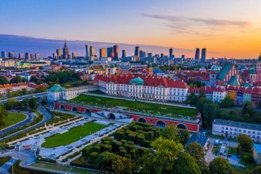 Eski şehrin çatılarından Varşova 'nın merkezine, kültür ve bilim sarayına, modern gökdelenlere ve Krakowskie Przedmies' e güzel panoramik manzara. Hava görüntüsü. Gün batımı