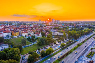 Eski şehrin çatılarından Varşova 'nın merkezine, kültür ve bilim sarayına, modern gökdelenlere ve Krakowskie Przedmies' e güzel panoramik manzara. Hava görüntüsü. Gün batımı