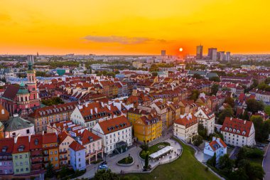 Eski şehrin çatılarından Varşova 'nın merkezine, kültür ve bilim sarayına, modern gökdelenlere ve Krakowskie Przedmies' e güzel panoramik manzara. Hava görüntüsü. Gün batımı