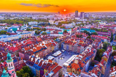 Varşova Şehri 'nin gökdelenleri ve Varşova' nın pazar meydanı ve bir deniz kızı heykeli, Polonya, AB