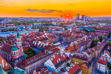 Varşova Şehri 'nin gökdelenleri ve Varşova' nın pazar meydanı ve bir deniz kızı heykeli, Polonya, AB