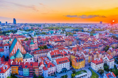 Varşova Şehri 'nin gökdelenleri ve Varşova' nın pazar meydanı ve bir deniz kızı heykeli, Polonya, AB
