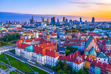 Varşova Şehri 'nin gökdelenleri ve Varşova' nın pazar meydanı ve bir deniz kızı heykeli, Polonya, AB