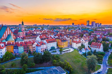 Varşova Şehri 'nin gökdelenleri ve Varşova' nın pazar meydanı ve bir deniz kızı heykeli, Polonya, AB