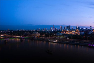 Eski Varşova şehrinde eski binaların, kalelerin ve kilisenin havadan görünüşü. Varşova 'nın eski kasabasındaki eski binaların ve mimarinin şehri. Gece vakti.