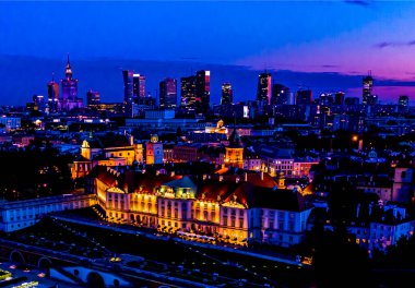 Eski Varşova şehrinde eski binaların, kalelerin ve kilisenin havadan görünüşü. Varşova 'nın eski kasabasındaki eski binaların ve mimarinin şehri. Gece vakti.