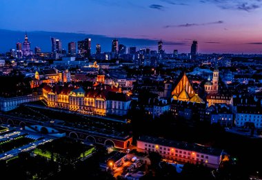 Eski Varşova şehrinde eski binaların, kalelerin ve kilisenin havadan görünüşü. Varşova 'nın eski kasabasındaki eski binaların ve mimarinin şehri. Gece vakti.