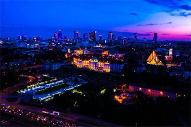 Eski Varşova şehrinde eski binaların, kalelerin ve kilisenin havadan görünüşü. Varşova 'nın eski kasabasındaki eski binaların ve mimarinin şehri. Gece vakti.