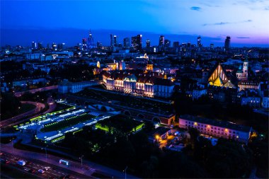 Eski Varşova şehrinde eski binaların, kalelerin ve kilisenin havadan görünüşü. Varşova 'nın eski kasabasındaki eski binaların ve mimarinin şehri. Gece vakti.