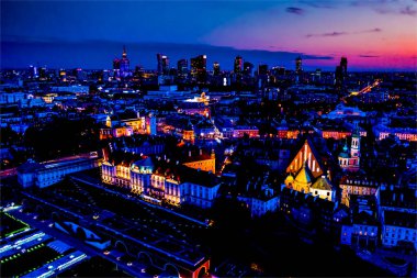 Eski Varşova şehrinde eski binaların, kalelerin ve kilisenin havadan görünüşü. Varşova 'nın eski kasabasındaki eski binaların ve mimarinin şehri. Gece vakti.