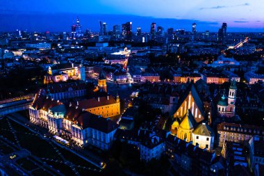 Varşova, Polonya Şehir Merkezi, gece eski kasaba pazar meydanındaki tarihi mimari binaların havadan görüş açısının çok üstünde.