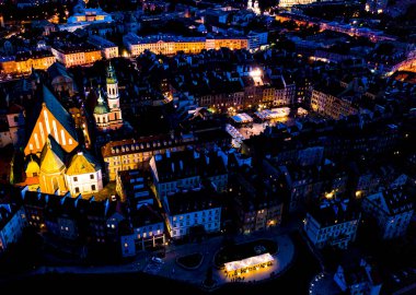 Varşova, Polonya Şehir Merkezi, gece eski kasaba pazar meydanındaki tarihi mimari binaların havadan görüş açısının çok üstünde.