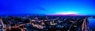 Geceleri Polonya 'da Varşova şehri, Eski Şehir' de Castle Square, başkentin pitoresk şehir manzarası. Seyahat hedef arkaplanı