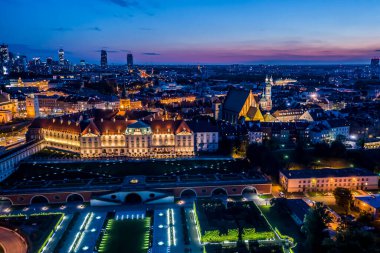 Geceleri Polonya 'da Varşova şehri, Eski Şehir' de Castle Square, başkentin pitoresk şehir manzarası. Seyahat hedef arkaplanı