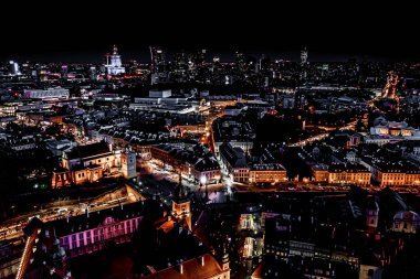 Varşova 'nın eski kasabasındaki eski binaların ve mimarinin şehri. Eski Varşova şehrinde eski binaların, kalelerin ve kilisenin havadan görünüşü.