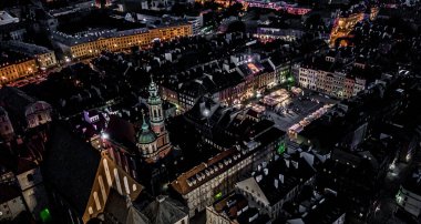 Varşova 'nın eski kasabasındaki eski binaların ve mimarinin şehri. Eski Varşova şehrinde eski binaların, kalelerin ve kilisenin havadan görünüşü.