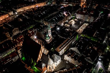 Eski Varşova şehrinde eski binaların, kalelerin ve kilisenin havadan görünüşü. Varşova 'nın eski kasabasındaki eski binaların ve mimarinin şehri. Gece vakti.