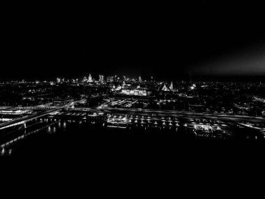 Eski Varşova şehrinde eski binalar, kaleler ve bir kilisenin siyah beyaz hava manzarası. Varşova 'nın eski kasabasındaki eski binaların ve mimarinin şehri. Gece vakti.