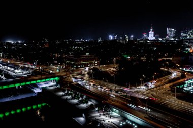 Eski Varşova şehrinde eski binaların, kalelerin ve kilisenin havadan görünüşü. Varşova 'nın eski kasabasındaki eski binaların ve mimarinin şehri. Gece vakti.