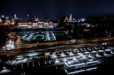 Eski Varşova şehrinde eski binaların, kalelerin ve kilisenin havadan görünüşü. Varşova 'nın eski kasabasındaki eski binaların ve mimarinin şehri. Gece vakti.