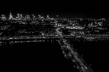 Varşova, Polonya Şehir Merkezi, gece eski kasaba pazar meydanındaki tarihi mimari binaların havadan görüş açısının çok üstünde.