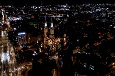Eski Varşova şehrinde eski binaların, kalelerin ve kilisenin havadan görünüşü. Varşova 'nın eski kasabasındaki eski binaların ve mimarinin şehri. Gece vakti.