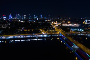 Varşova, Polonya Şehir Merkezi, gece eski kasaba pazar meydanındaki tarihi mimari binaların havadan görüş açısının çok üstünde.