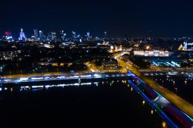 Varşova, Polonya Şehir Merkezi, gece eski kasaba pazar meydanındaki tarihi mimari binaların havadan görüş açısının çok üstünde.