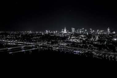 Varşova, Polonya Şehir Merkezi, gece eski kasaba pazar meydanındaki tarihi mimari binaların havadan görüş açısının çok üstünde.