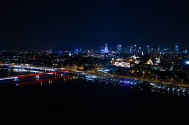 Varşova, Polonya Şehir Merkezi, gece eski kasaba pazar meydanındaki tarihi mimari binaların havadan görüş açısının çok üstünde.
