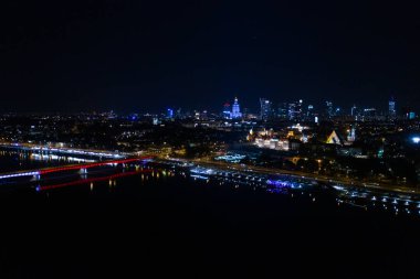 Varşova, Polonya Şehir Merkezi, gece eski kasaba pazar meydanındaki tarihi mimari binaların havadan görüş açısının çok üstünde.