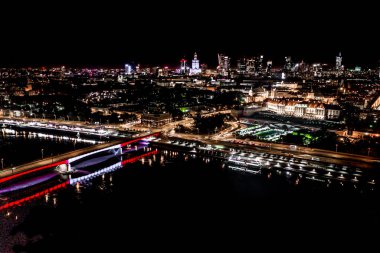 Varşova, Polonya Şehir Merkezi, gece eski kasaba pazar meydanındaki tarihi mimari binaların havadan görüş açısının çok üstünde.