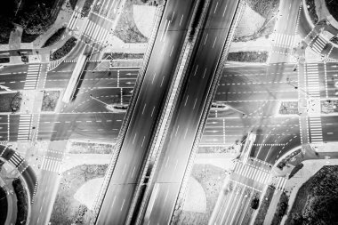 Hava manzaralı mükemmel gece yolu, gece trafiğinde en üst manzara. renk tonu etkisi. Siyah ve beyaz