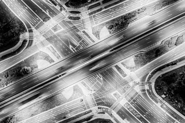 Hava manzaralı mükemmel gece yolu, gece trafiğinde en üst manzara. renk tonu etkisi. Siyah ve beyaz