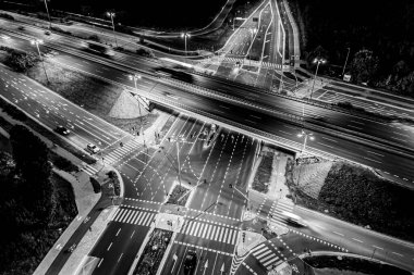 Hava manzaralı mükemmel gece yolu, gece trafiğinde en üst manzara. renk tonu etkisi. Siyah ve beyaz